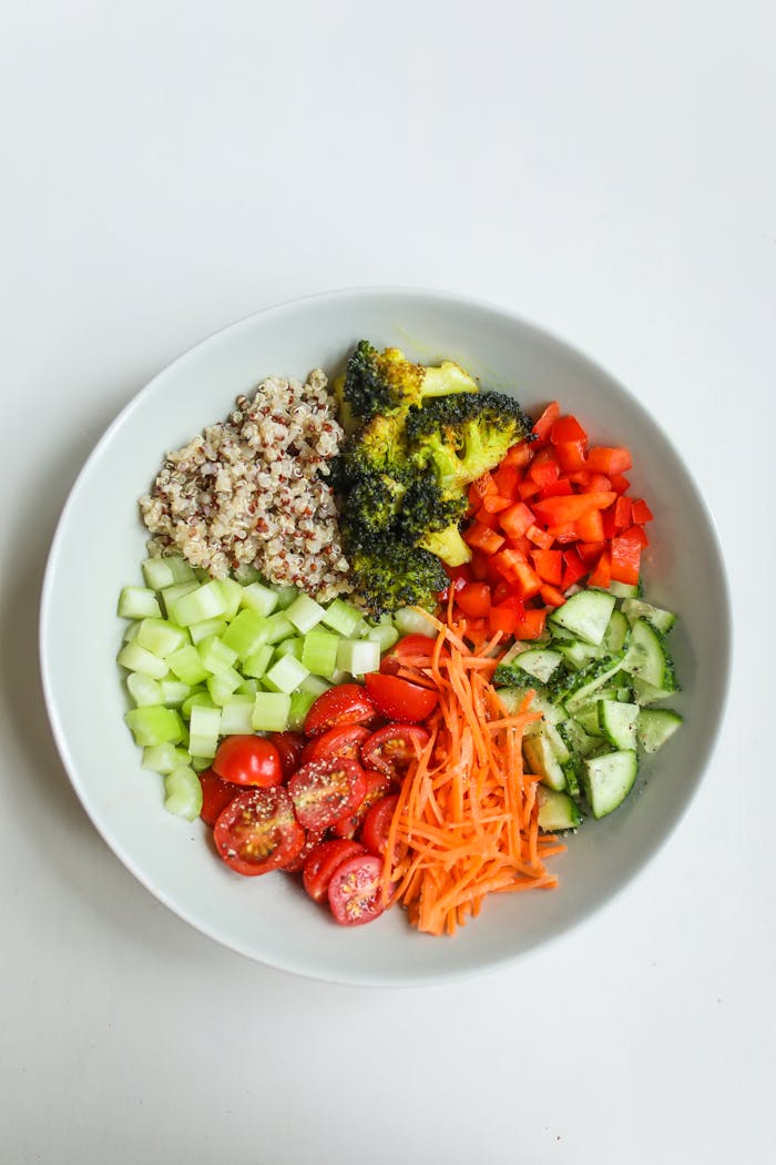 Colorful vegetable salad with quinoa, ideal for a healthy diet.